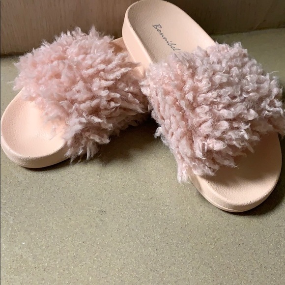 BLUSH FUZZY FAUX FUR NON-SLIP SLIDES - Picture 3 of 8